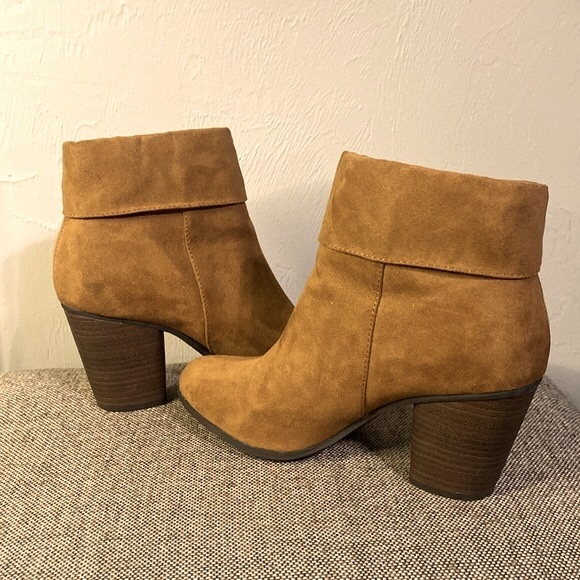 LC Lauren tan suede ankle booties with tassel, size 8 1/2M. - Picture 4 of 11